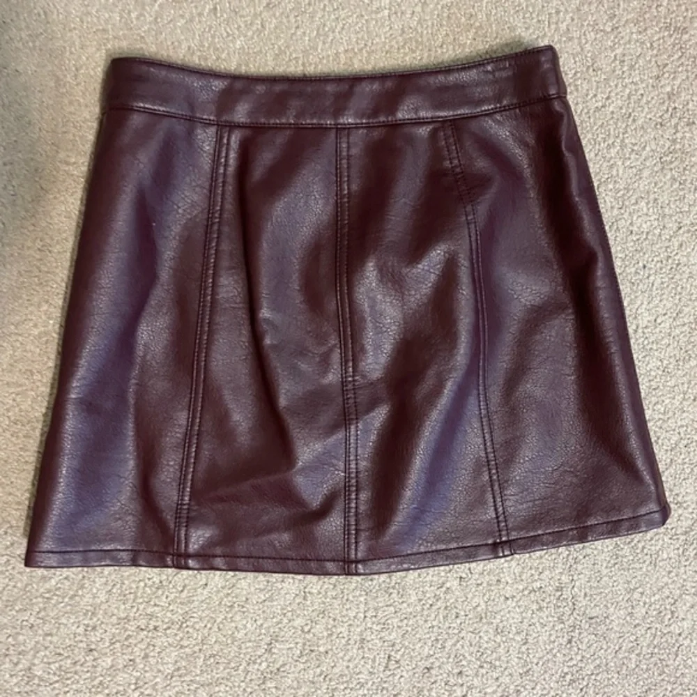Express‎ Maroon vegan Leather button down Mini Skirt size 2